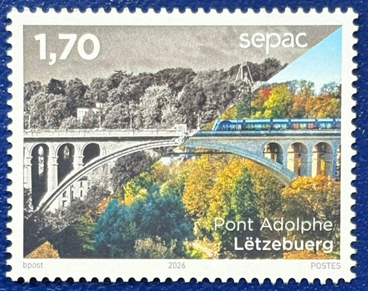 Die Eisenbahnbrücke Pont Adolphe mit Triebwagen